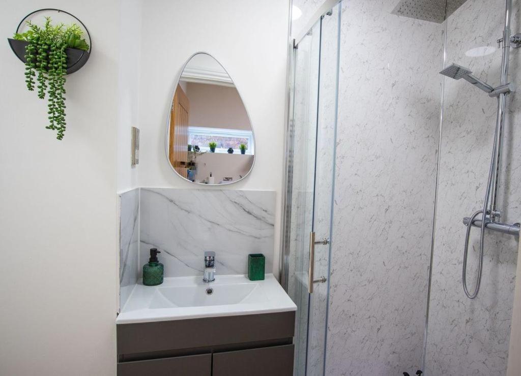 Treetop View Cosy Getaway In Eastbourne, Free Parking, Short And Long Stays, Номер фото